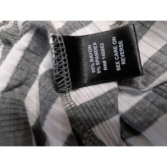 Torrid womens shirt Size 5x 28 Plus Gray White Striped Henley Top Tunic EUC - Picture 9 of 11